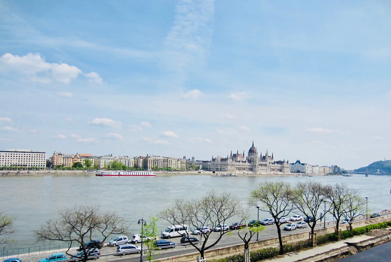 Danube-view apartment with separate living room and 2 bedrooms