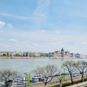 Danube-view apartment with separate living room and 2 bedrooms