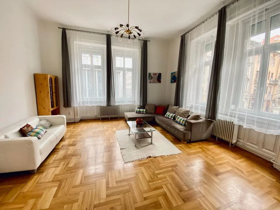 4 bedroom apartment for rent Vörösmarty utca