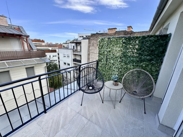 like-new duplex 1 bedroom with big terrace near WestEnd Mall
